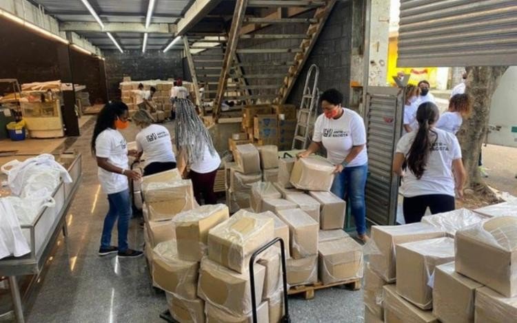 No Dia da Abolição, Frente Nacional Antirracista faz doações de cestas básicas