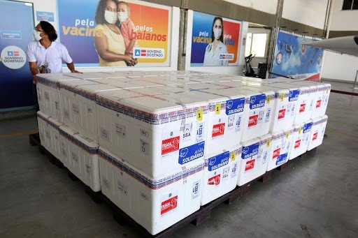 Novo lote de vacina com 438.750 doses da Osford/AstraZeneca e 128 mil da Coronavac chega à Bahia