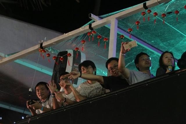 Chineses conhecem o Carnaval e dançam com Rui ao som de Bell