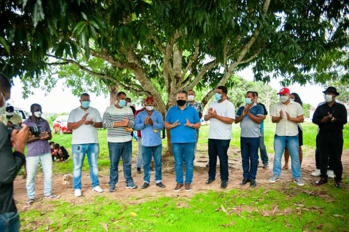 Após receber comitiva de Aramari e acompanhá-la em audiência na SAEB, Alex da Piatã visita fazenda que Governo pretende leiloar