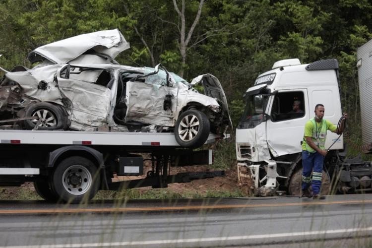 Motorista morre após colisão com carreta na BA-093