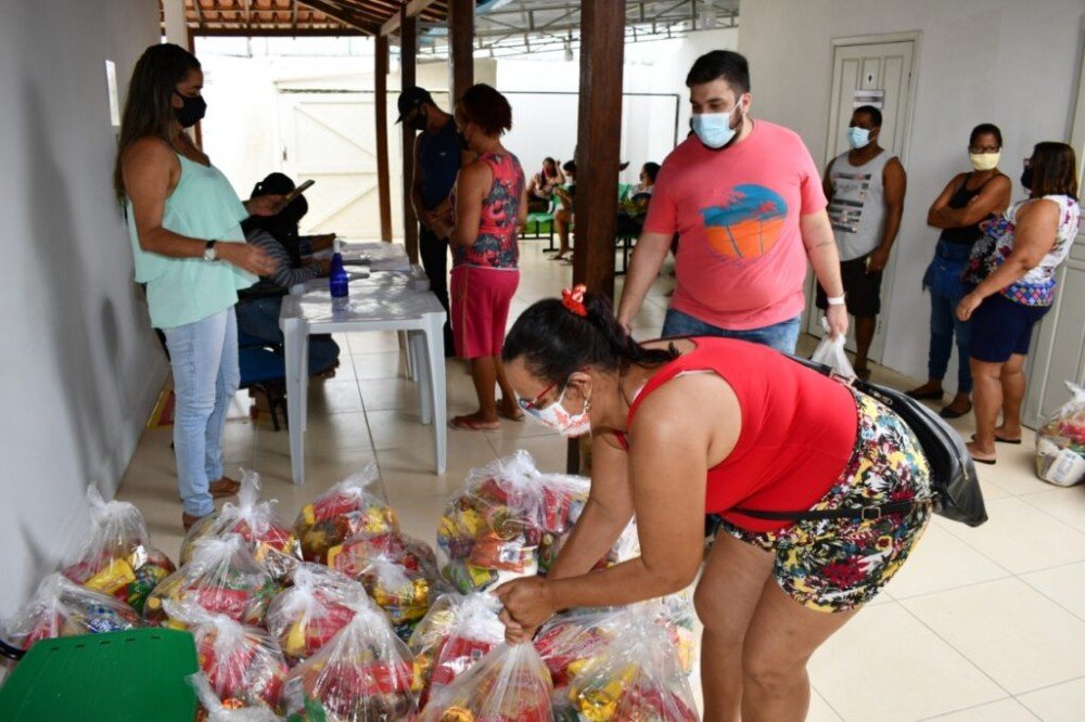 Trabalhadores do setor de eventos receberam cestas básicas arrecadadas no drive thru