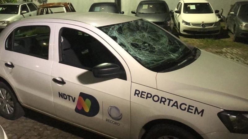 Os jornalistas da NDTV foram alvos de socos e tapas, além de terem o veículo danificado