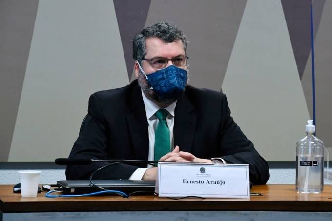 Ernesto Araújo na CPI da Covid para falar sobre compra de vacinas