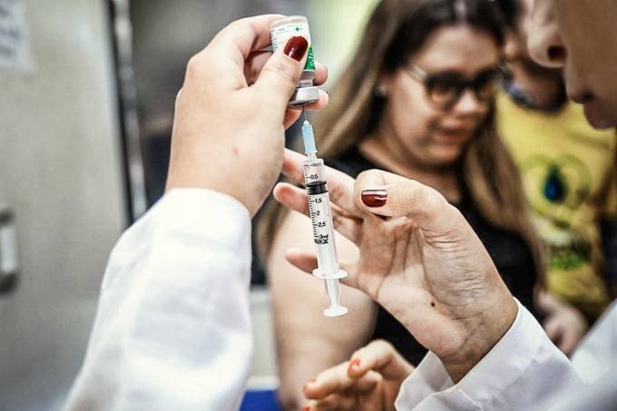 Fiocruz e Butantan devem receber mais remessas de IFA para as vacinas contra covid