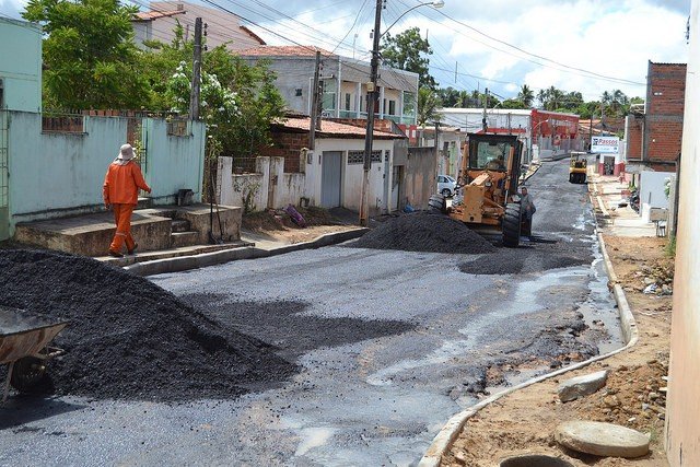 As obras continuam: Prefeitura inicia asfaltamento em mais um trecho da 8 de dezembro