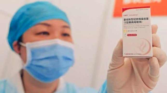 China anuncia vacina de dose única e pede liberação da Anvisa