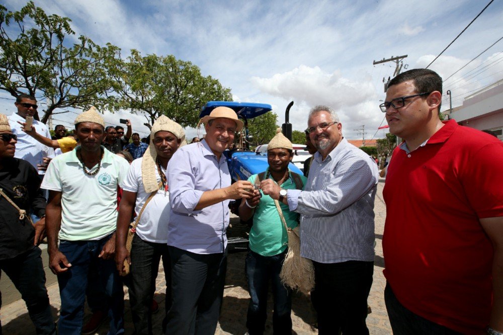 Rui retoma viagens ao interior com entrega e autorização de obras em Abaré
