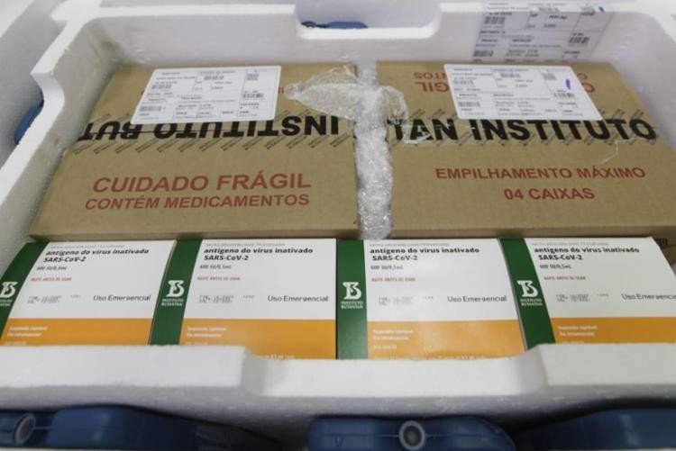 Insumos para produção da Coronavac devem chegar nesta terça, diz Butantã