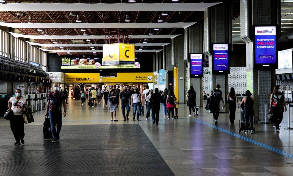 Vigilância Sanitária falhou; passageiro com variante indiana foi autorizado a sair de Guarulhos antes do resultado do exame RT-PCR