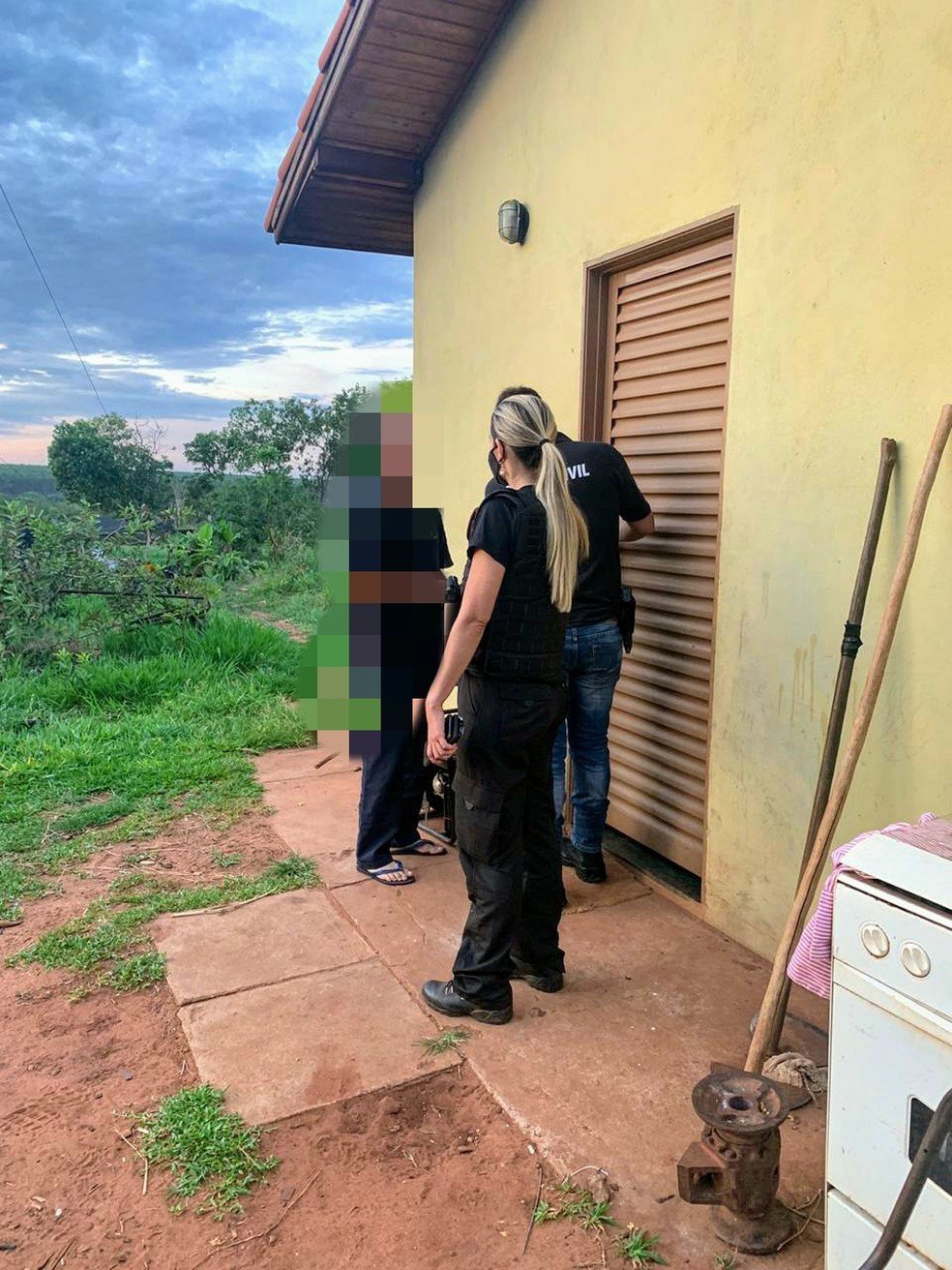 Pai preso por suspeita de estuprar filhas já tinha abusado de filho de outro relacionamento, diz polícia