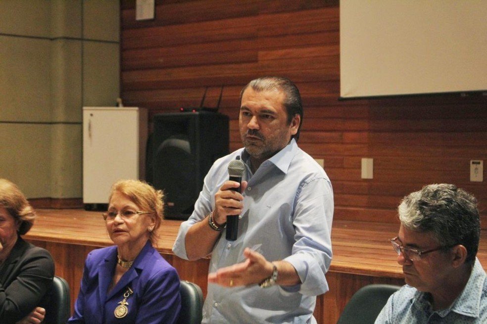 PF recebida a tiros por irmão das gêmeas acusadas de furar fila da vacina em Manaus