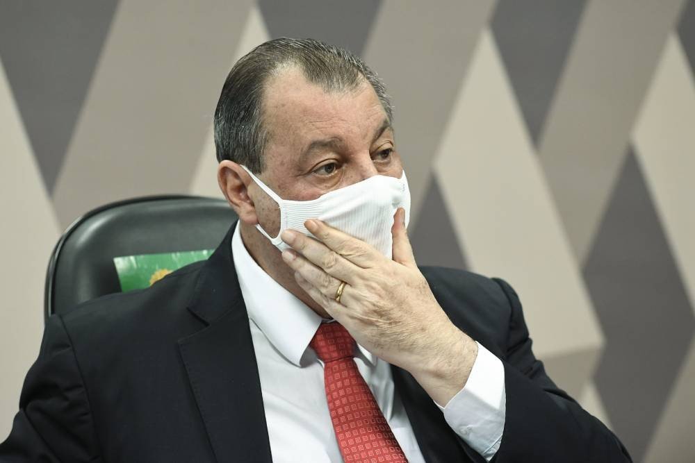 Crítica de Aziz a senador bolsonarista vaza no microfone da CPI: 'falar uma m… dessa’ (vídeo)