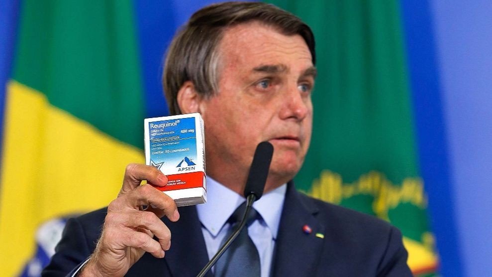 Bolsonaro insiste em tratamento com remédio sem eficácia, desmoralizando a ciência