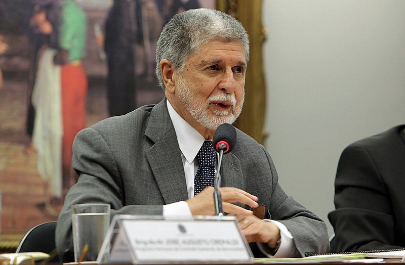 Segundo Celso Amorim, a decisão do Exército ameaça a integridade das Forças Armadas