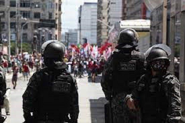 Recife: Ex-comandante da PM deu a ordem, mas o que fazia aquele aparato policial na rua?