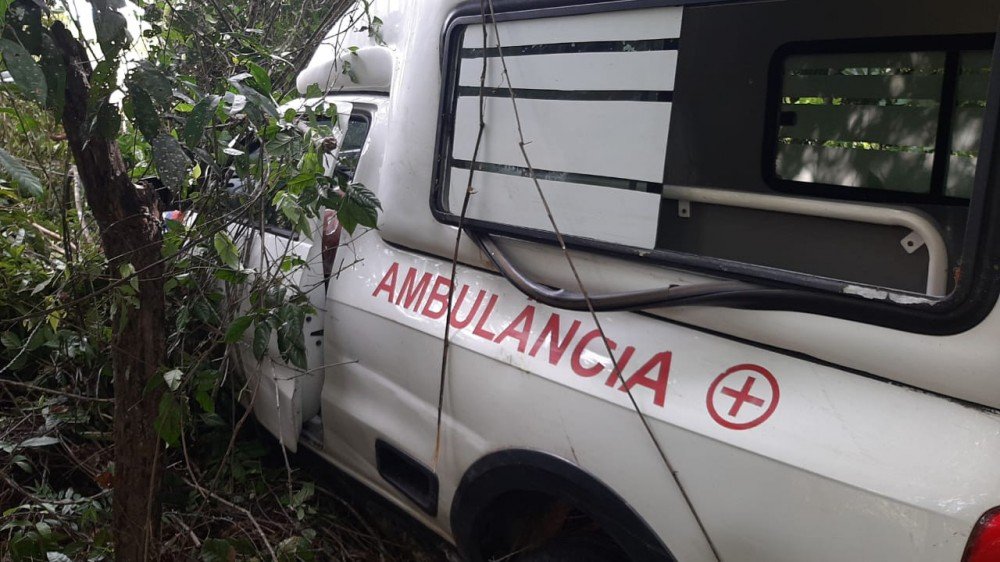 Acidente com ambulância da SESAU Alagoinhas - vitimas assistidas e passam bem