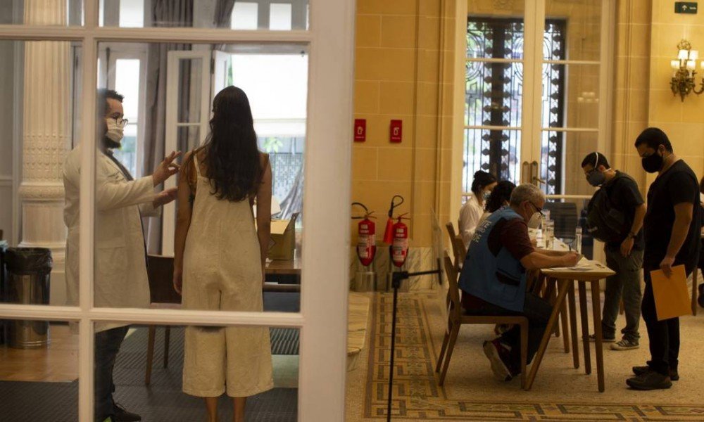 Atenção! Mesmo com duas doses da vacina as pessoas podem contrair e transmitir a doença