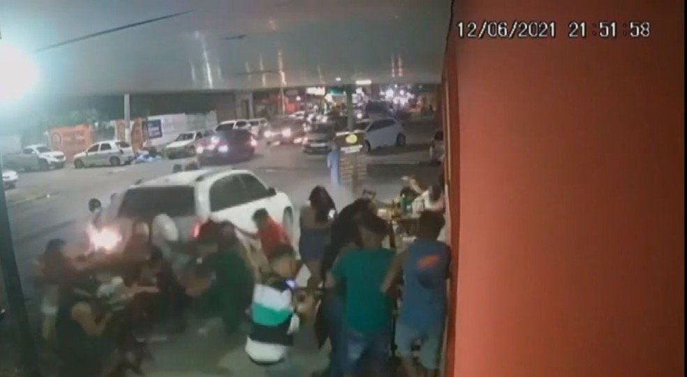Carro invade bar e deixa pessoas feridas em Feira de Santana