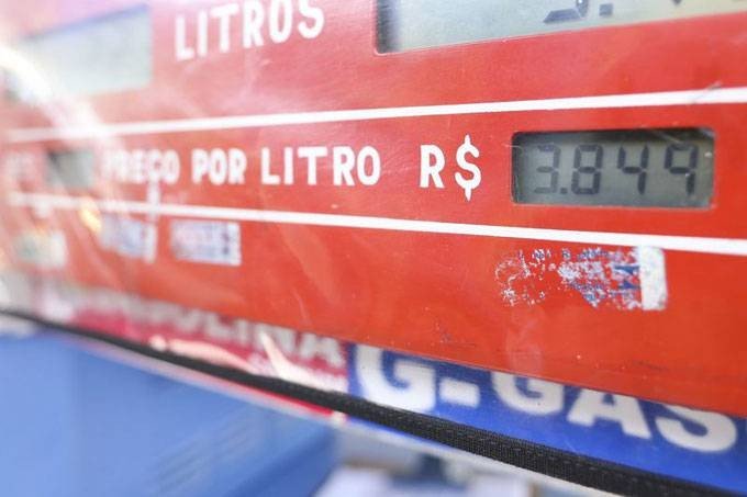 Gasolina sobe 19,5% em 6 meses e já beira R$ 5 em algumas cidades