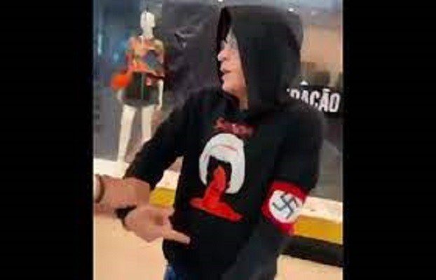 Nazista é expulso de shopping com suástica no braço
