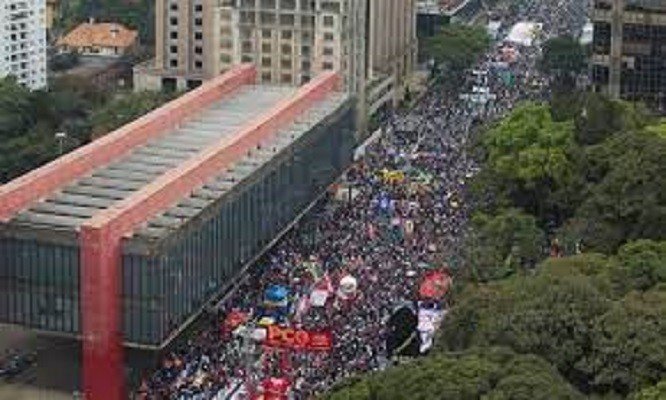 Povo na rua - protestos reúnem milhares em 24 estados