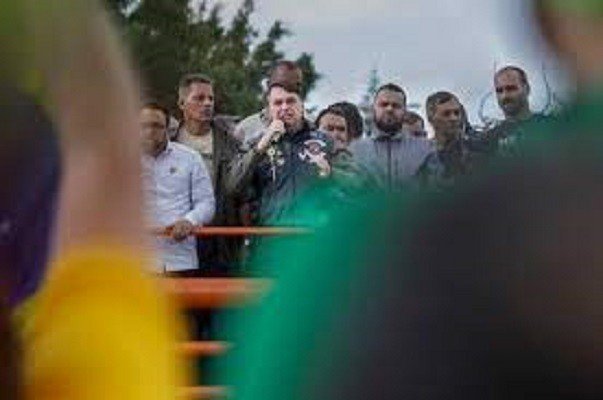 A teia bolsonarista nos porões da internet passa pelos endereços da primeira-dama e assessores do clã Bolsonaro