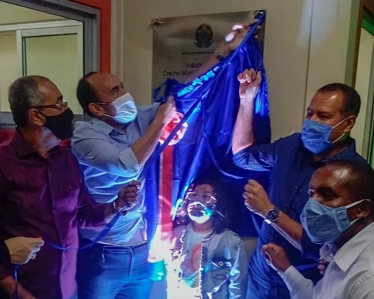 Aniversário de Alagoinhas - entrega de equipamentos novos e requalificados na área da educação significa COMPROMISSO