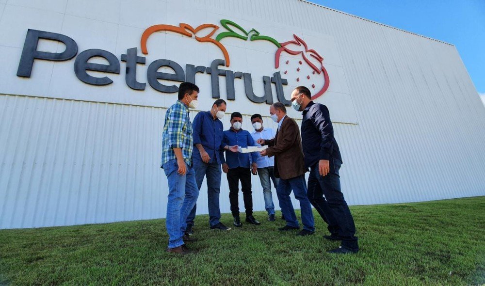 Modelo de gestão da Peterfrut, que integra agricultura familiar, é exaltado por vice-governador