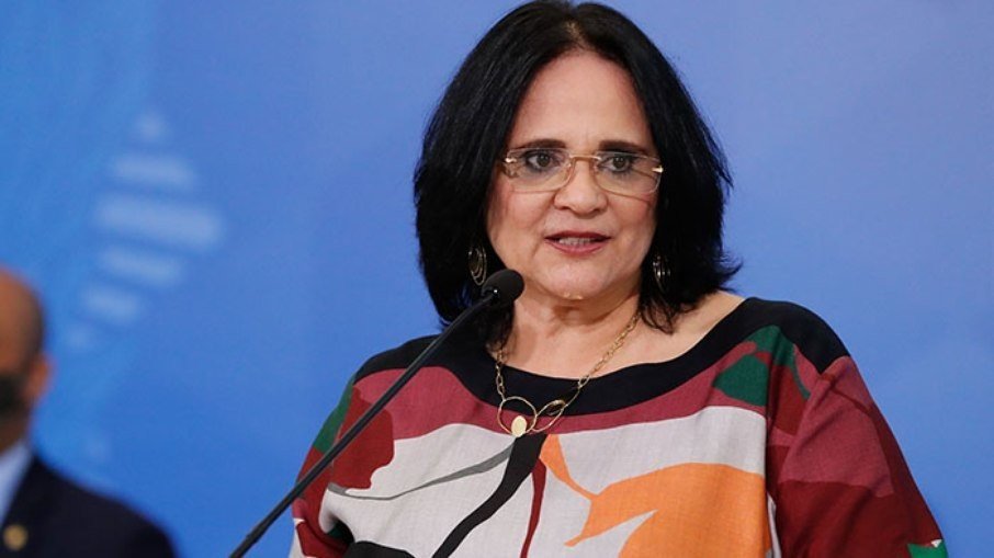 Fogo amigo contra Damares: blogueiro, Malafaia e uma acusação de caso extraconjugal