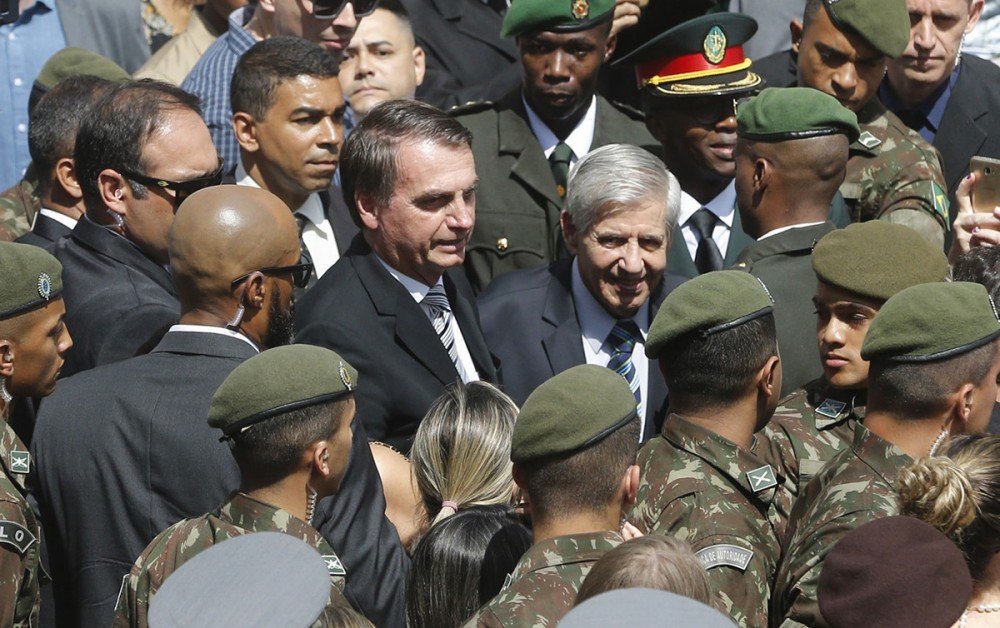 Desviados recursos do SUS, de combate à pandemia, para gastos militares