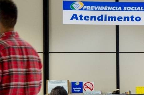Aposentados do INSS começam a receber reajuste do benefício hoje