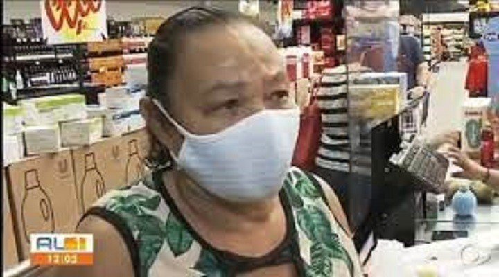 No supermercado, em entrevista à Globo, senhora chora por conta da alta dos preços: “Coração sangra”