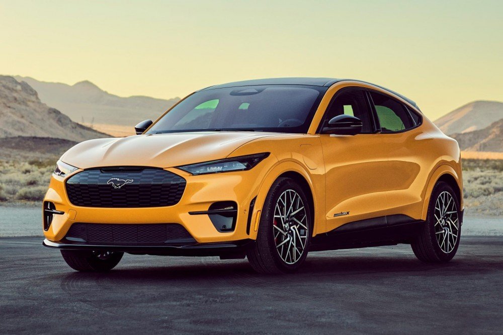 Ford cria perfume com cheiro de gasolina para donos de carros elétricos