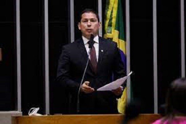 Marcelo Ramos rebate Bolsonaro sobre fundo eleitoral: os filhos dele votaram a favor