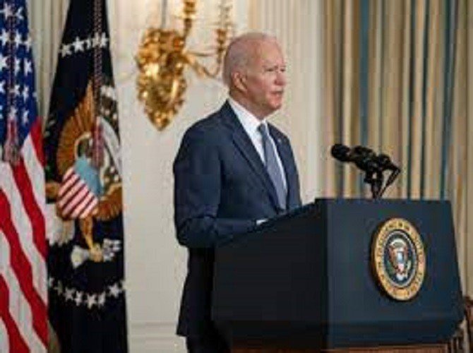 Biden sobe o tom com redes sociais, volta atrás, mas põe o tema da desinformação sobre vacinas no centro das discussões das mídias (todas elas)