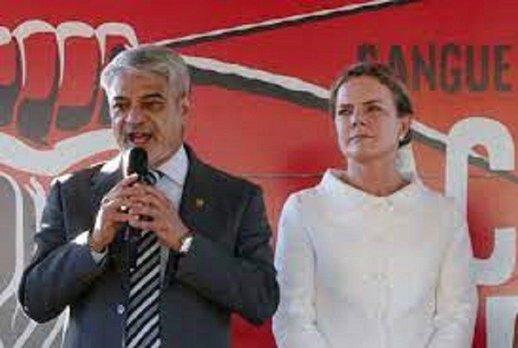 Gleisi e Humberto Costa exigem convocação de Braga Netto para explicar ameaça de golpe