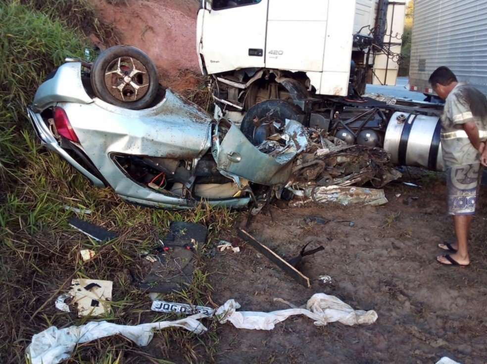 Carro e carreta batem de frente e duas pessoas morrem na BR-116, na Bahia
