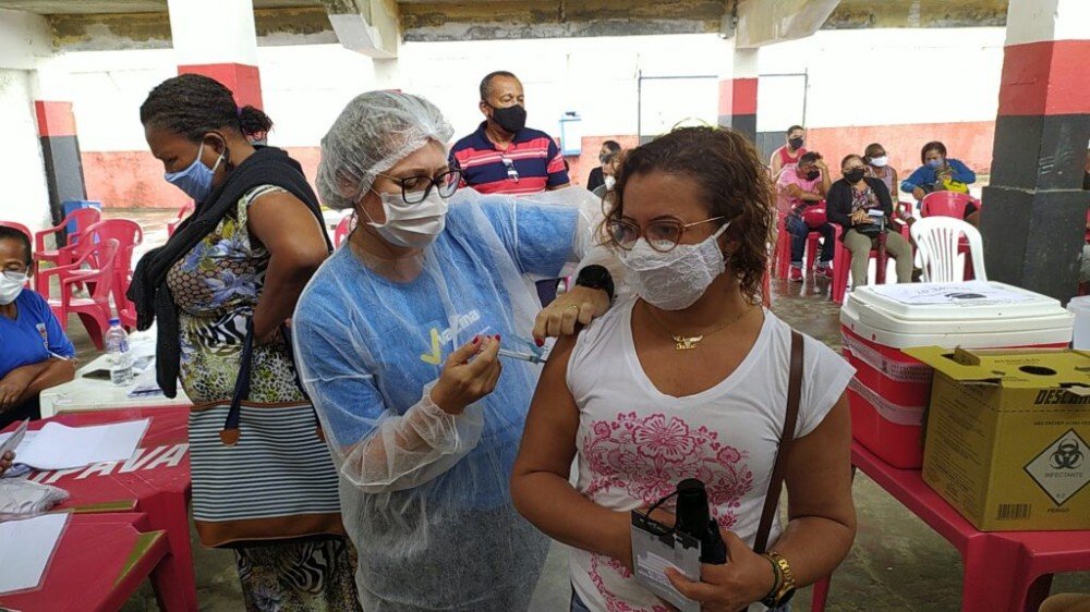 Vacinação Covid-19 avança em Alagoinhas; confira o público desta terça (27)