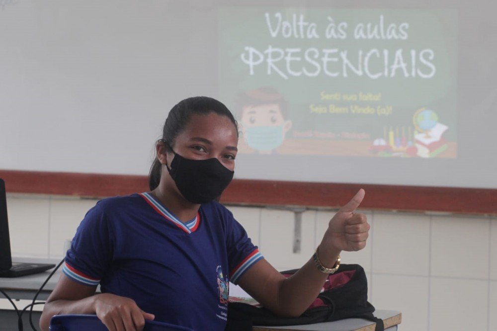 Professores e estudantes do Ensino Médio retornam para as salas de aula em toda a Bahia