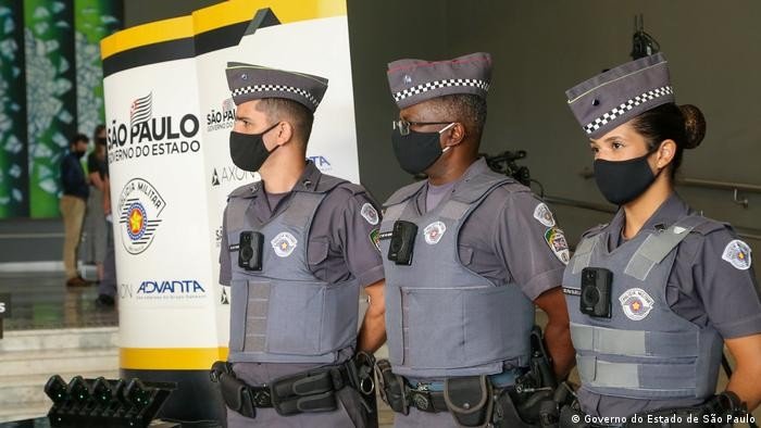 Policial monitorado por câmera na farda parece ser uma solução para a violência