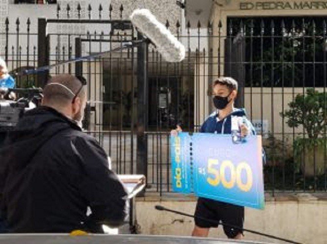 Magalu distribui cupom de 500 reais a clientes que compraram par de meias para Dia dos Pais