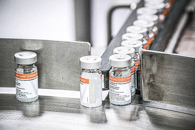 Chegam ao Butantã mais 2 mil litros de IFA para produzir 4 milhões de doses de vacina