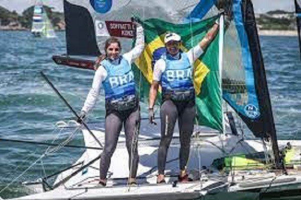 Dupla feminina conquista ouro na competição de vela