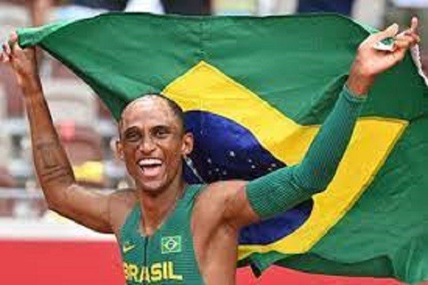 Alison dos Santos fica com bronze nos 400 metros com barreiras