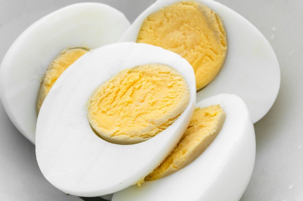 Só a clara? Não! Comer o ovo inteiro é melhor para a saúde