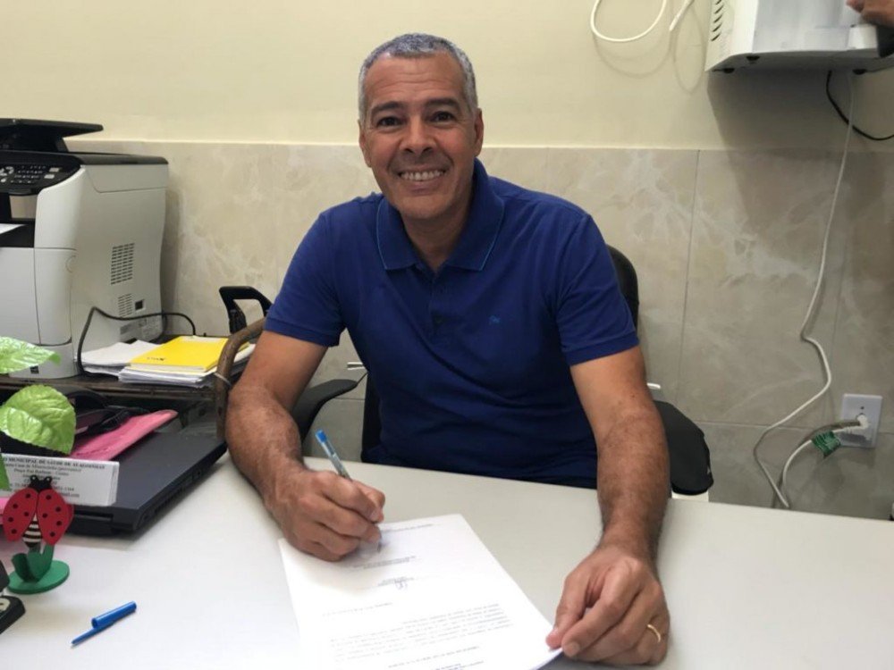 Prefeito assina ordem de serviço para reforma do posto de saúde de Narandiba