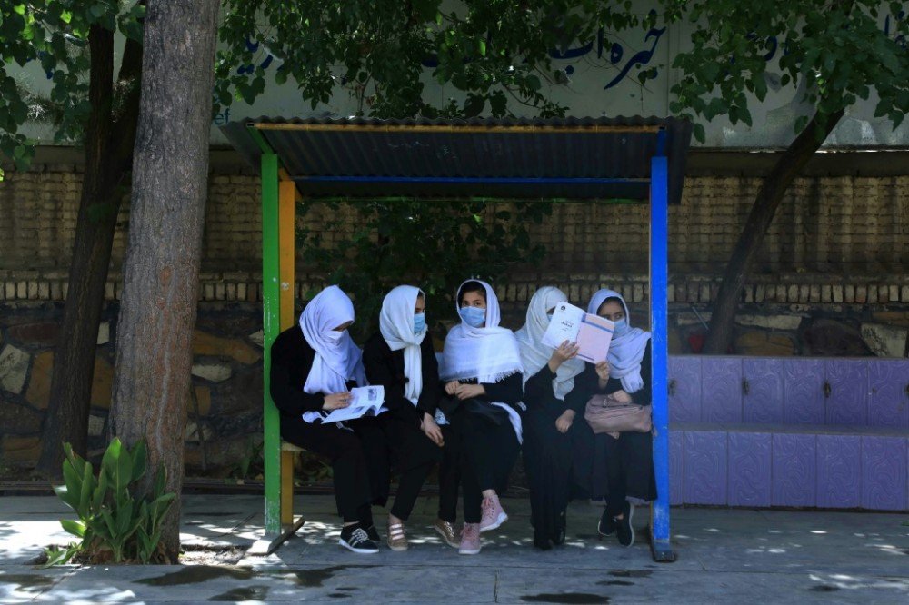 Afeganistão - Meninas retornam à escola e governo talibã promete permitir a educação até a universidade