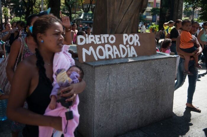 O governo brasileiro expõe cerca de 400 mil pessoas a novos despejos