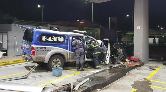 Viatura pega fogo após batida em posto de combustíveis durante perseguição